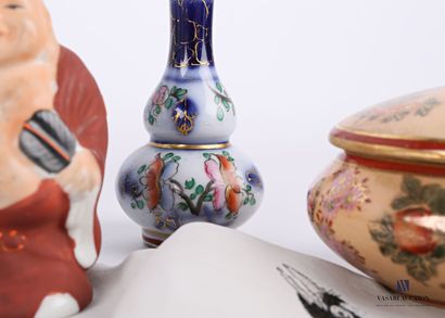 null CHINE

Lot comprenant une paire de vases de forme balustre à décor polychrome...