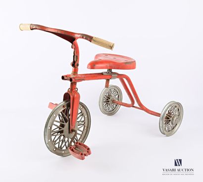 Red metal and plastic tricycle 
(wear and...