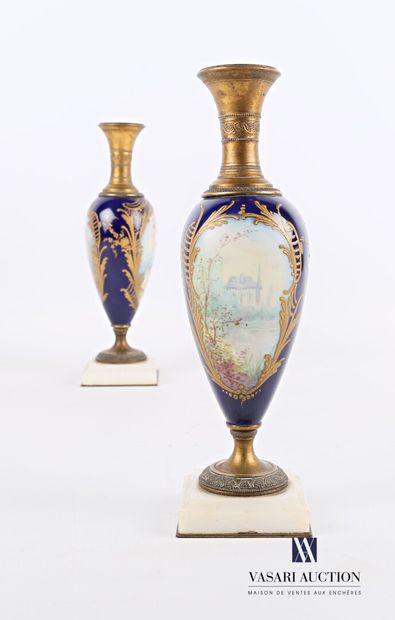 null A pair of soliflora vases standing on a square white marble base with a doucine,...
