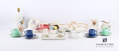 null Lot en céramique comprenant : un plat à condiments en porcelaine à décor de...