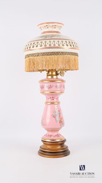 Oil lamp in fine earthenware, the shaft decorated...