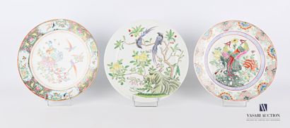 null CHINE

Lotde trois assiettes en procelaine blanche à décor polychrome d'oiseaux...