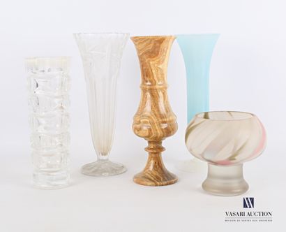 Lot de vases comprenant un vase en cristal...