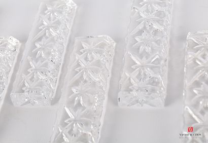 null Set of twelve molded crystal knife rests with starry decoration.

Height : 1...