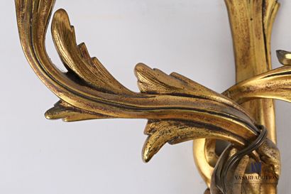 null Paire d'appliques en bronze doré à trois bras de lumière mouvementés, le fût...