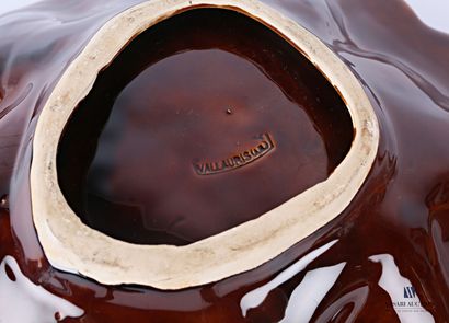 null VALLAURIS

Two glazed earthenware bowls simulating leaves in autumnal colours.

Hollow...