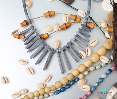null Lot of nine fancy necklaces.

A lot of pierced shells to mount.

(one damag...