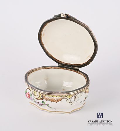 null Manufacture de Samson

Porcelain box the moved edge, the brass mounting, with...