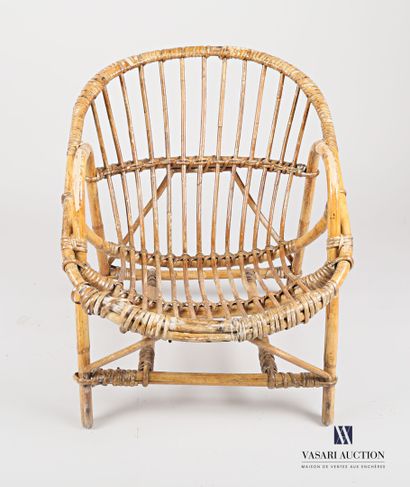 null Rattan child's armchair, basket back. It rests on four legs joined by a strut.

20th...