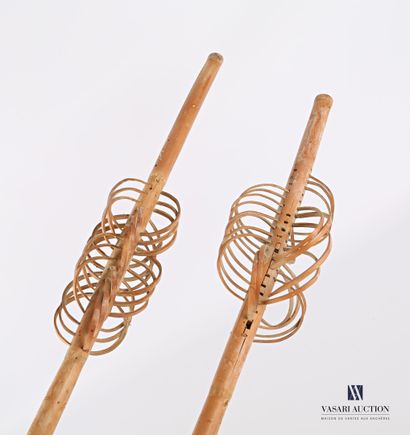 null Lot de deux quenouilles à spirales en bambou.

Probablement Italie, XXème siècle

(usures,...