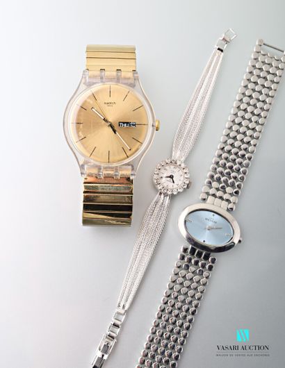  Trois montres bracelets de dame : une Swatch avec dateur et bracelet métal doré,...