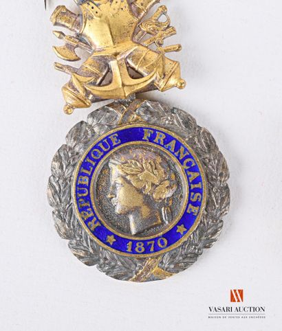 null - Military medal, IIIth republic period, two copies in a box, 

- War cross...