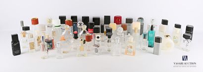 null Lot d'environ cinquante flacons à parfum de diverses marques en verre et plastique...