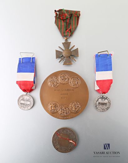 null Lot including a medal of the Ministry of Social Affairs with ribbons, a medal...