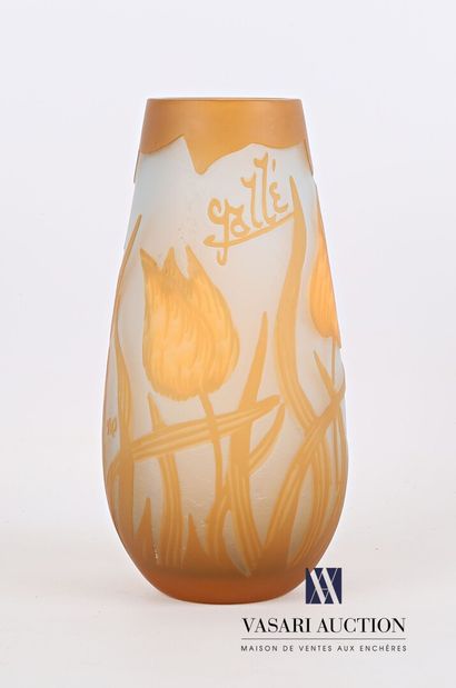 null GALLE TIP

Acid-etched multi-layer glass vase decorated with orange tulips on...