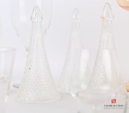 null Important lot of glass and crystal glasses including three water goblets, a...