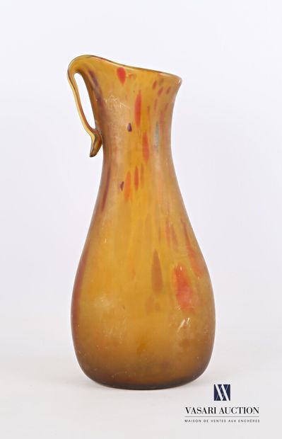 Vase de forme naturaliste en verre soufflé...