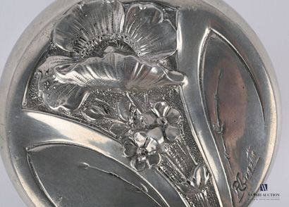 null Pewter box of round shape, the slightly flattened body, the lid with a poppy...