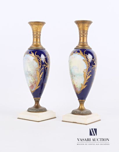 null A pair of soliflora vases standing on a square white marble base with a doucine,...