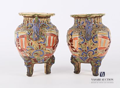 null JAPON

Paire de vases en faïence de forme ovoïde à décor dit satsuma de scènes...
