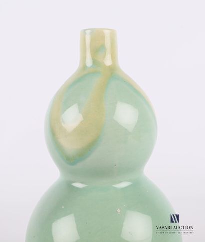 null CHINE

Vase en faïence fine de forme coloquinthe à décor d'alvéoles sur fond...