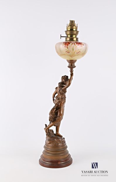  Lampe à pétrole posant sur un socle en bois mouluré et patiné à l'imitation du marbre,...
