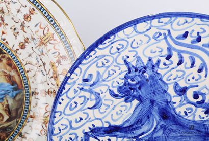 null Lot comprenant un plat creux en porcelaine à décor imprimé d'une scène à l'antique...