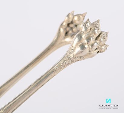null Silver plated sugar tongs, the arms decorated with acanthus leaves, scrolls...