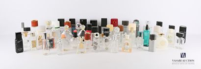 null Lot d'environ cinquante flacons à parfum de diverses marques en verre et plastique...