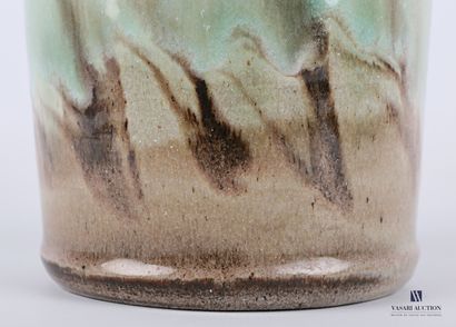 null Vase en terre-cuite émaillé à décor de touches marron sur fond vert d'eau.

Signé...