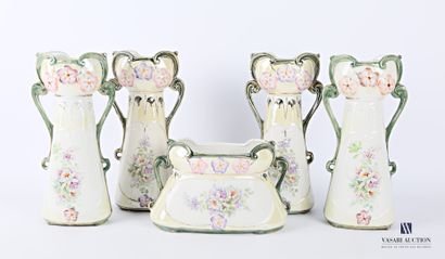  Garniture en porcelaine comprenant une jardinière et quatre vases à décor de bouquets...