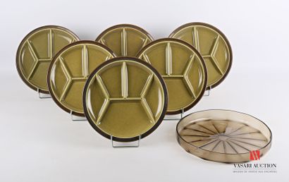 null Set of six olive green earthenware condiment plates 

(Diam.: 23,5 cm)

A round...