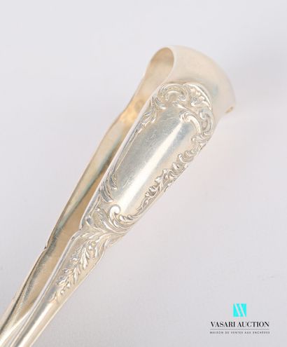 null Silver plated sugar tongs, the arms decorated with acanthus leaves, scrolls...