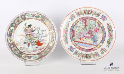 null CHINA

Set of two porcelain plates with polychrome decoration and golden highlights...