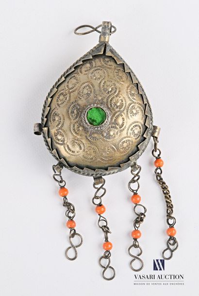 null AFRICA

Metal pendant in the shape of a drop, it presents a green tinted glass...