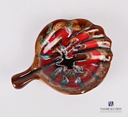 null VALLAURIS

A lot of enamelled earthenware including an oyster plate (Diam.:...