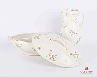 A white porcelain set with a covered soup tureen (Height: 16 cm - Length: 35cm -...