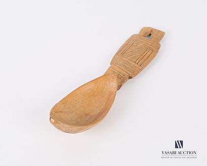 null Spoon in light wood, handle with incised decoration of linear motifs and friezes...