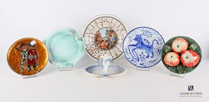 null Lot including a porcelain dish with printed decoration of an antique scene in...