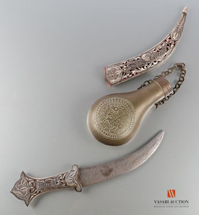 null Belt dagger, curved blade with damascus effect, handle and scabbard in openwork...