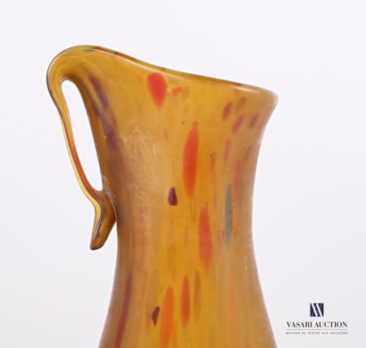 null Vase de forme naturaliste en verre soufflé et filé à décor d'oxydes multicolores...