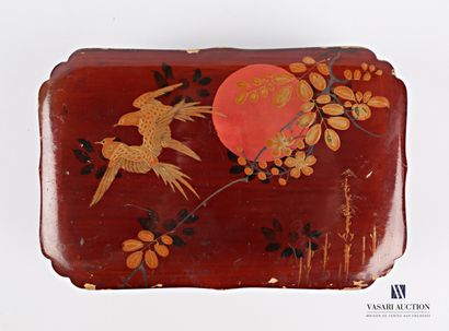  Rectangular box in lacquered cardboard with polychrome decoration of birds and flowery...