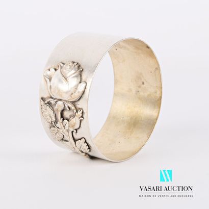 null Silver plated napkin ring with a rose and a fleur-de-lis in relief.

Height...