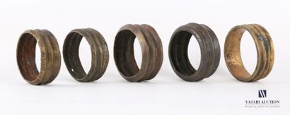 null AFRIQUE

Lot de cinq bracelets monnaie ou manilles en bronze côtelés, dont deux...
