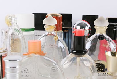 null Lot d'environ cinquante flacons à parfum de diverses marques en verre et plastique...