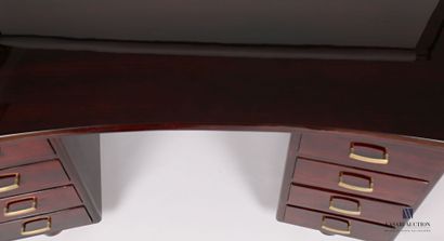 null Varnished mahogany veneer middle desk, the curved top rests on two boxes with...