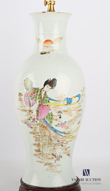 null CHINE

Vase de forme balustre en porcelaine céladon monté en lampe, la monture...