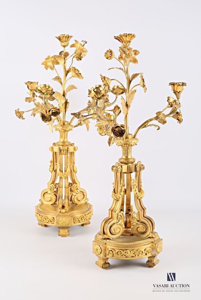 null Pair of candelabras with four lights standing on a round base decorated with...