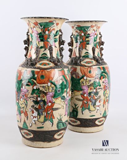 null CANTON

Paire de vases de forme ballustre en porcelaine de canton à décor polychrome...