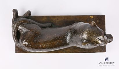 null GUYOT Georges Lucien (1885-1973)

Reclining panther

Bronze with lost wax and...